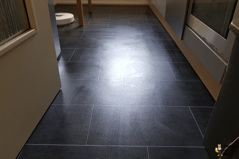 Der Küchenboden ist zu sehen, nachdem der Roborock Q7 Max zweimal gewischt hat